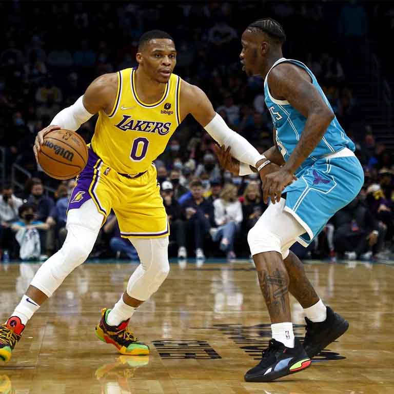 Los Lakers Encaran a Los Hornets